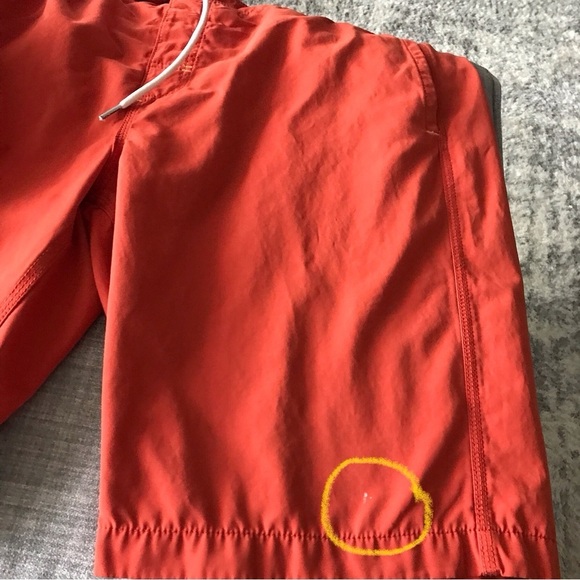 Tommy Bahama board shorts size 36 front pockets and 1 side Velcro pocket - Picture 9 of 9